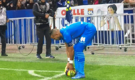 有惊无险，小麦和孔蒂所乘飞机警告灯误报导致飞机迫降