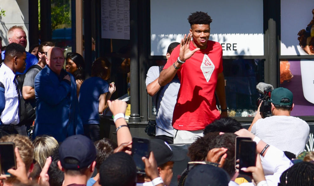 惨败国安后亚泰球员贺一然被自家球迷辱骂，他做出手势回击（惨负国安后，亚泰球员贺一然遭本队球迷辱骂，以手势回敬）