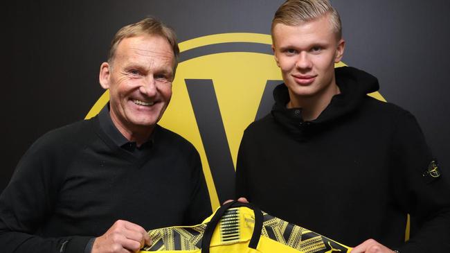 球员直接摊手，态度很明显（球员摊手示意，态度一目了然）