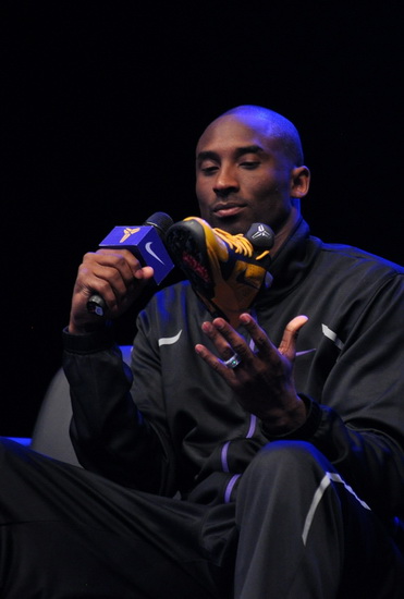 韩国女星穿曼联曼城球衣聚餐。左边是韩国国门金承奎...（韩国女星穿曼联与曼城球衣同桌聚餐，左侧为韩国国门金承奎）