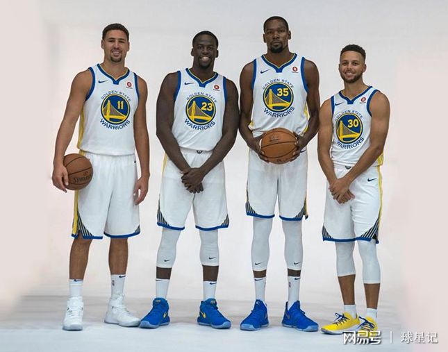 一齐登场！齐达内中国风亮相FC嘉年华，传奇卡重磅揭晓！（齐达内以中国风现身FC嘉年华，传奇卡震撼发布！）