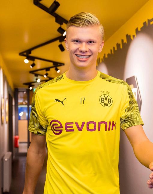 球员倒地后仍把球传出去，太拼