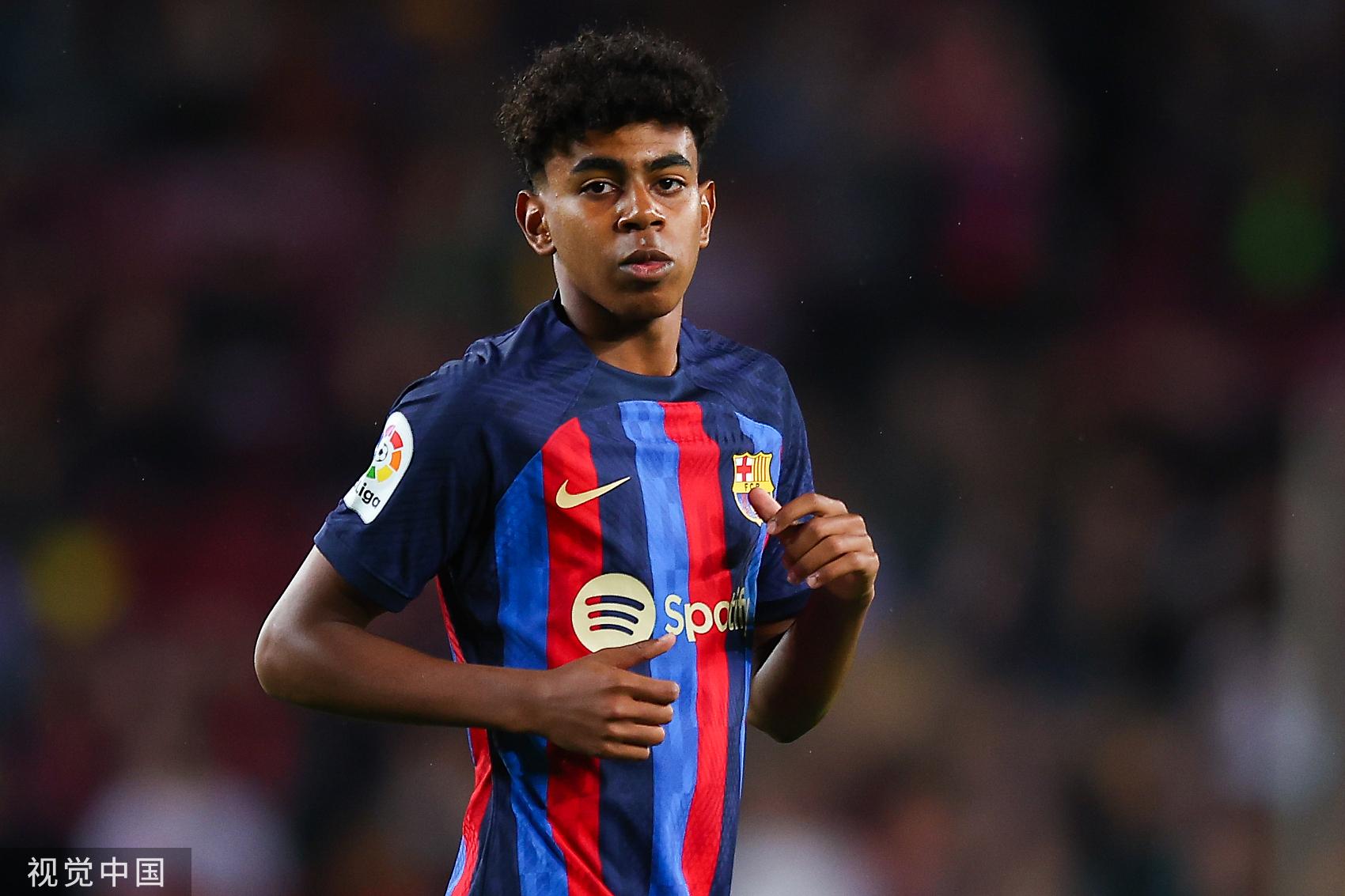 C罗被罚下后，看台上的爱尔兰球迷模仿他做出的哭泣手势（C罗红牌下场后，爱尔兰球迷在看台上模仿其“哭泣”手势）