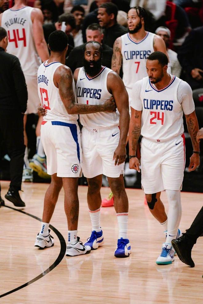 半场战报：奥萨苏纳1-0皇家社会，卡泰纳破门（半场：奥萨苏纳1-0领先皇家社会，卡泰纳建功）